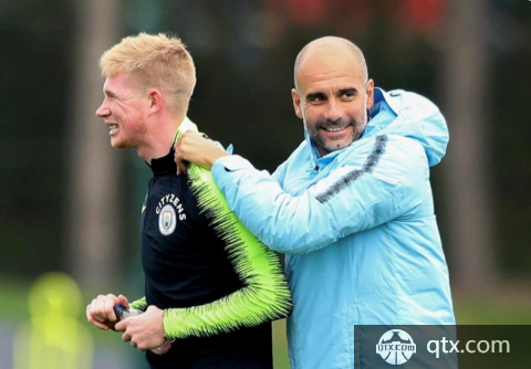 跟队：麦迪逊赛后拄拐穿过混合采访区，神情十分沮丧