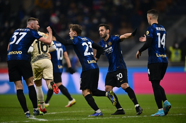 如何评价？CBA杯多人因地板贴纸滑倒引争议：希望引起重视