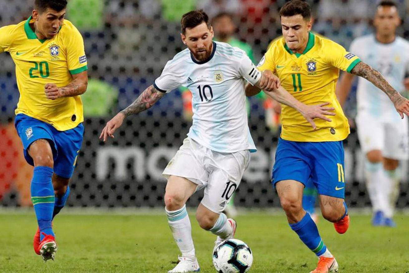 47岁苏提达率泰国队入场，穿西装系领带气宇轩昂，“艳压”欧拉弄