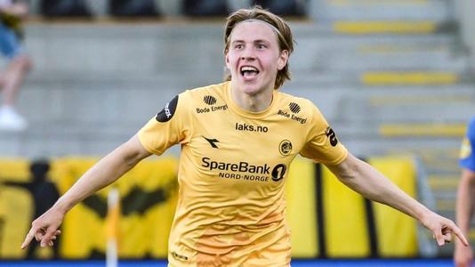 表达崇高敬意，重庆铜梁龙向李章洙赠送冲超纪念球衣