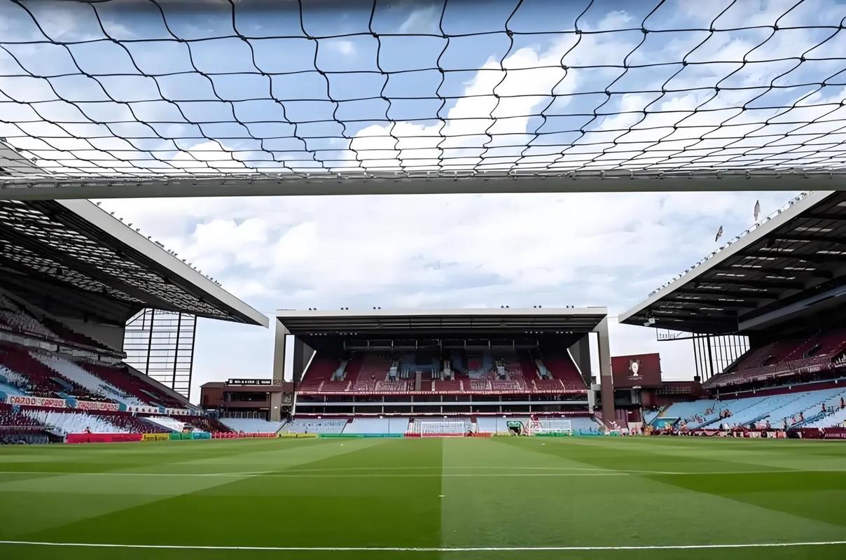 埃泽英格兰队生涯前3进球均为替补打进，为凯恩后第二人