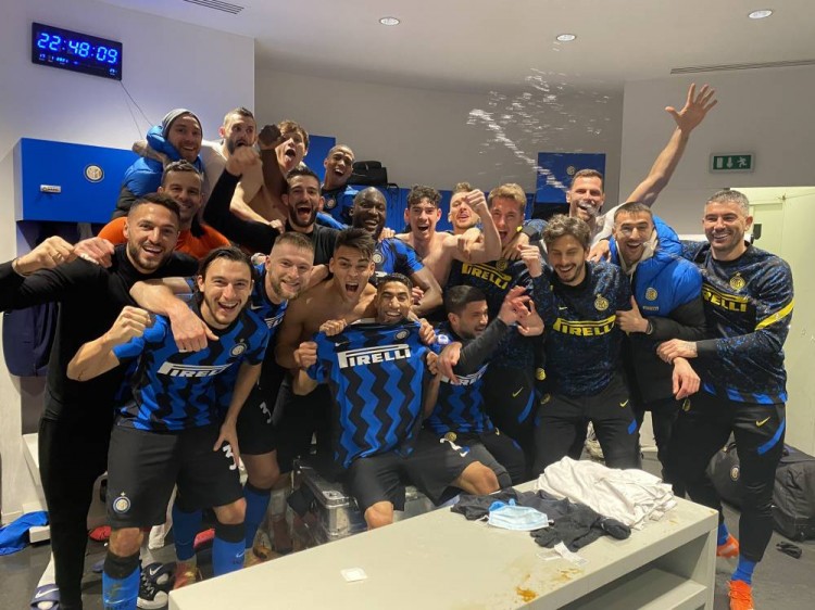 篮球湖人球迷为球队准备应援物